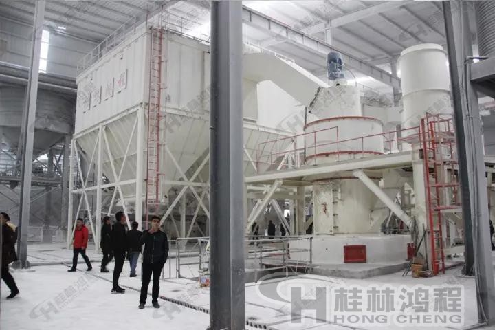 圖：與會(huì)人員參觀鴻程車間并針對氫氧化鈣生產(chǎn)線展開探討